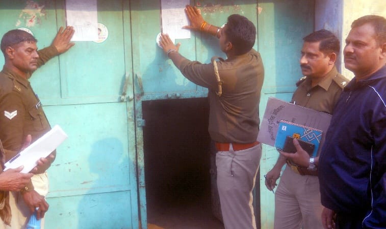 Htyaropion putting up notices of attachment on the run homes