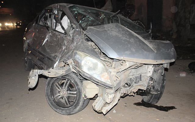The car was dragged half-km truck, putting jam