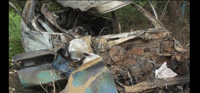 Lock the car in flames surrounded him, shouting to be silent on the death