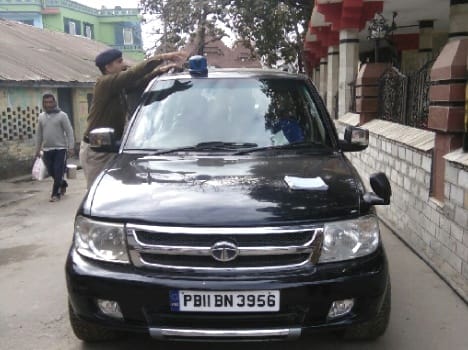 police challan in illigal take blue light in vehicle by punjab person