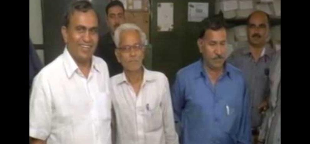 acb arrest dentist for accepting twenty lakh ruppes bribe from student in ahmedabad