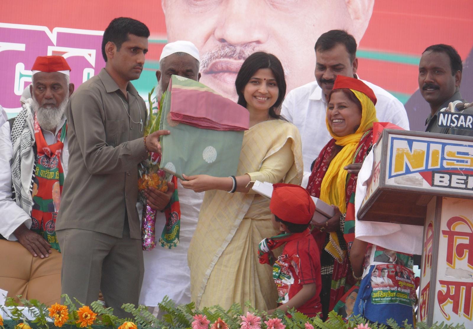 dimple yadav railly in azamgarh, sya vote for samajwadi party