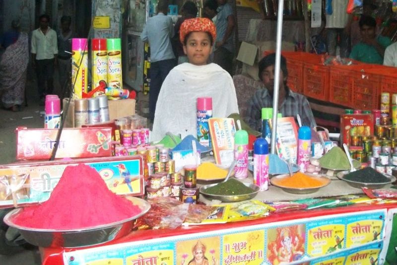 ab nahin dikhate thelon aur dukaanon par rangon dher