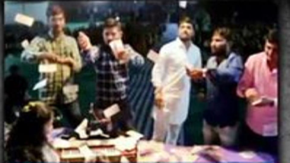 People shower money on singer during bhajan programme in gujarat