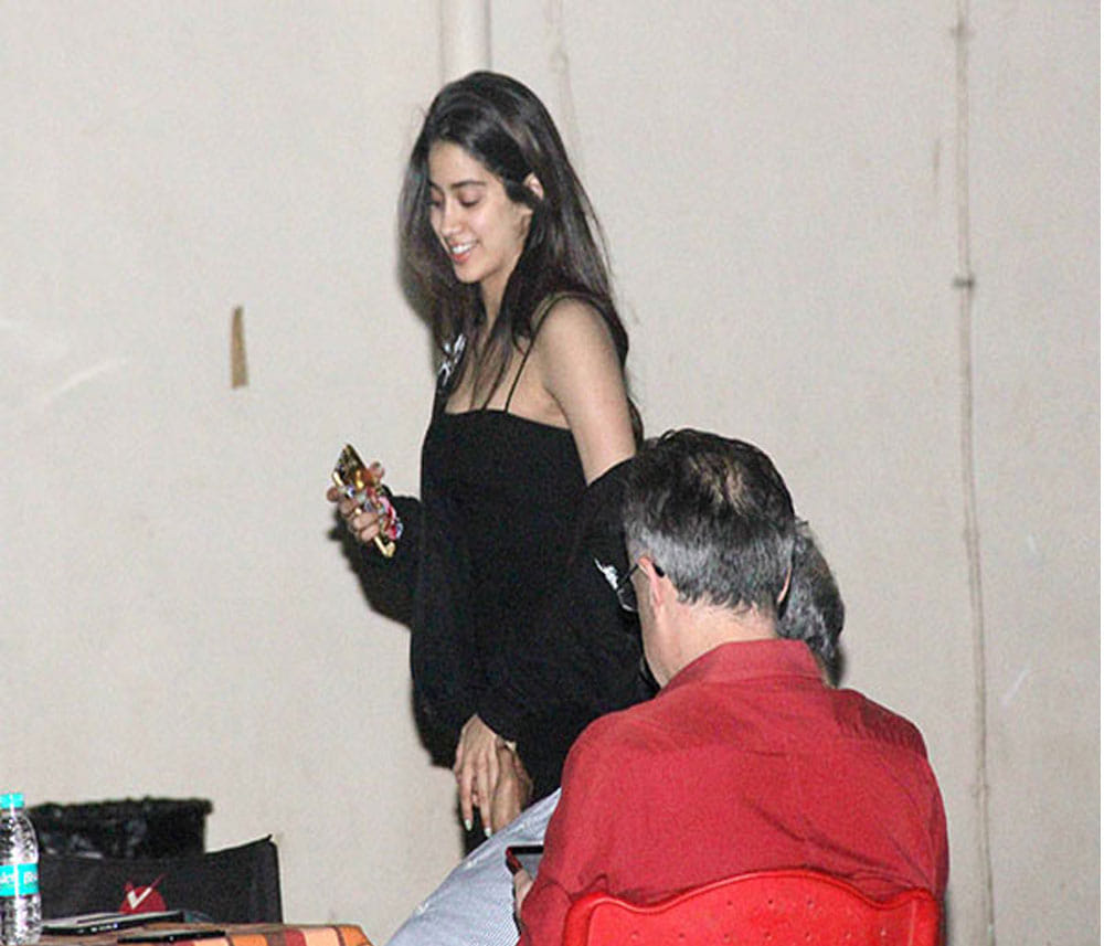 Sridevi Boney Kapoor's daughter Jhanvi spotted at mehboob studio, secretly shooting for debut ?
