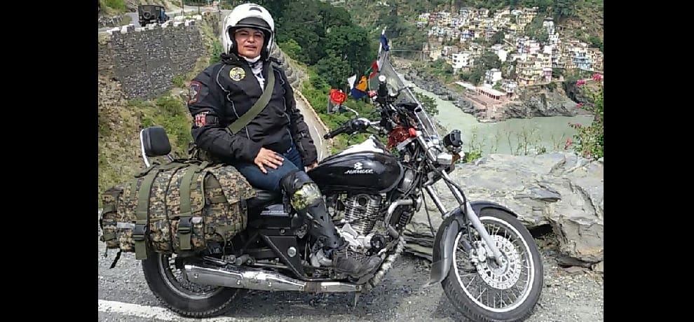 Biker in measuring the icy heights of the mountains