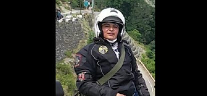 Biker in measuring the icy heights of the mountains