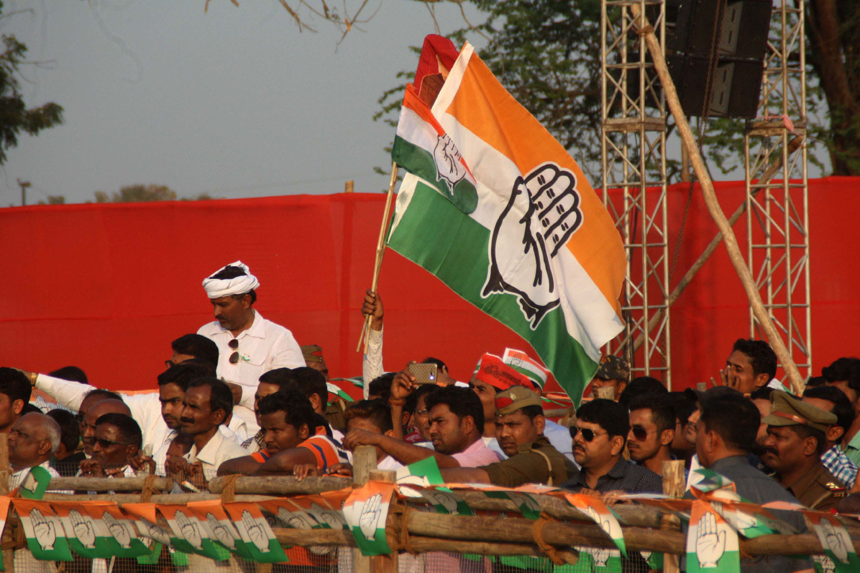 rahul gandhi railly at varanasi, rahul sing a song