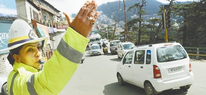 women police constables on duty to control traffic of shimla