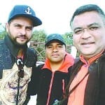 प्रशंसकों के साथ सुरेश रैना।