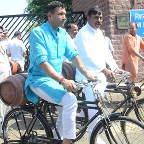 Congress MLA Rau Jeetu Patwari reach assembly with potato bags