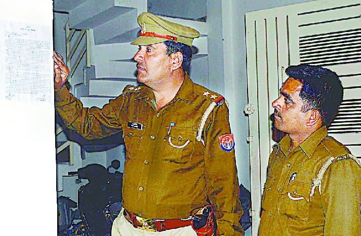 मुनादी कराकर राणा के आवास पर कुर्की नोटिस चस्पा