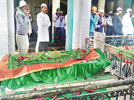 Naive in Shan Mian Mushaira, poets fastened Sman