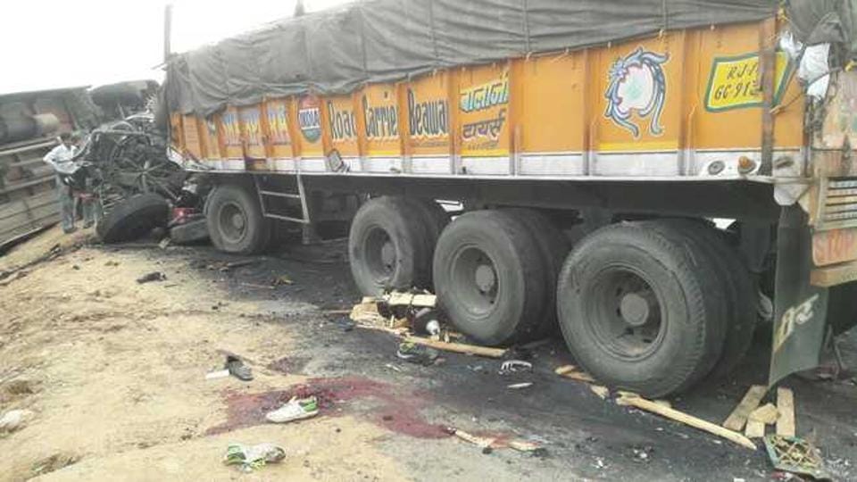 Lil innocent baby and hastily went to the driver in a road accident killed 17 people