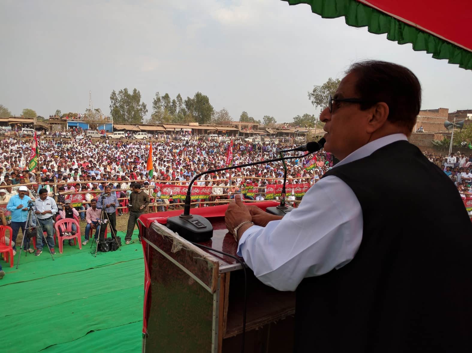 FIR filed against mukhtar abbas naqvi for comment on azam khan in lok sabha election 2019