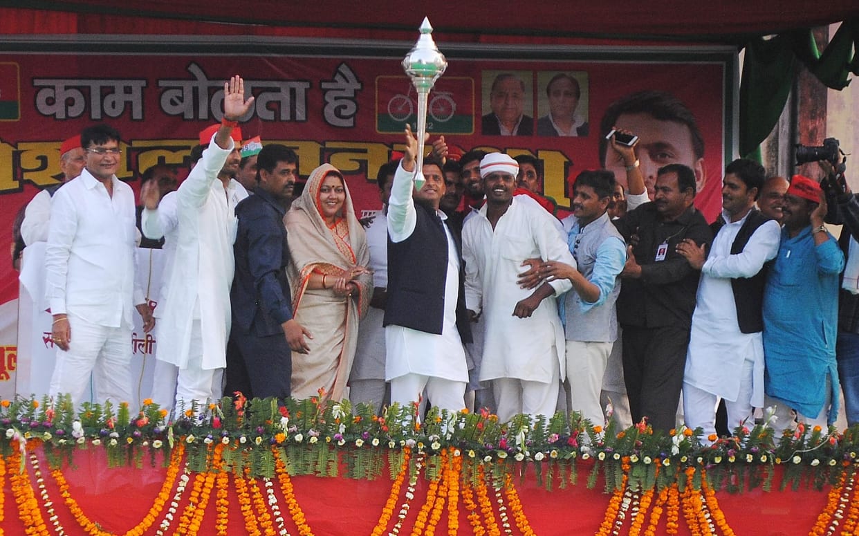 akhilesh yadav refuse claim of isi in kanpur train accident
