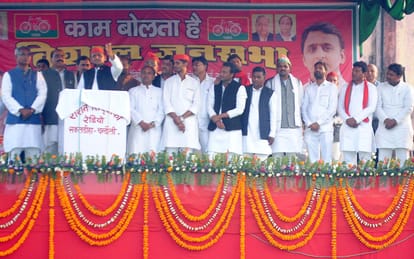 akhilesh yadav refuse claim of isi in kanpur train accident
