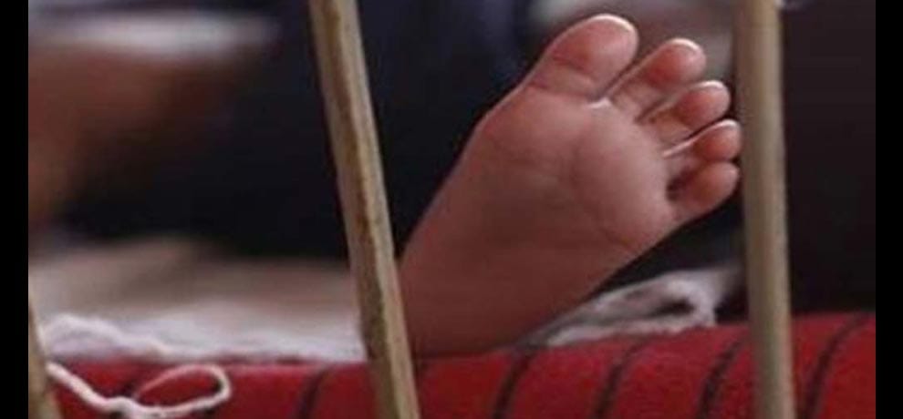 In Bihar school a little student died due to falling into Mid Day Meal hot lentils
