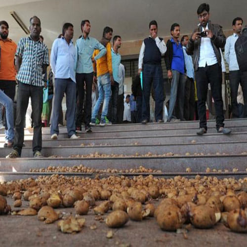 Congress MLA Rau Jeetu Patwari reach assembly with potato bags