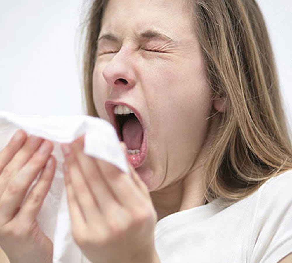 why we close our eyes while sneezing