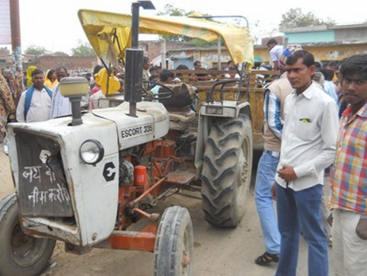 jara see laaparavaahee par gaee jaan, teen ghaayal