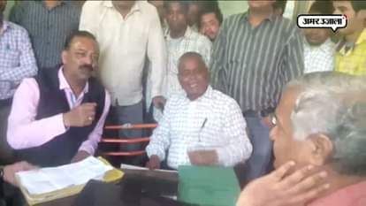 dispute between the employee and the Corporation Mayor in meerut