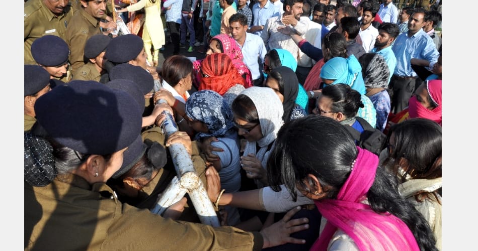 lathi charge on Extension lecturer in panchkula, city news