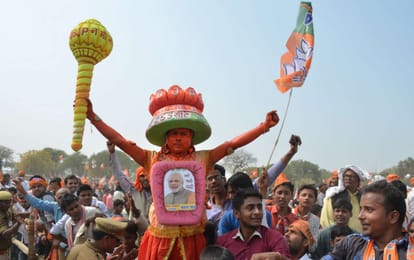 pm modi target sp-congress aliiance in mirza pur, hit corruption