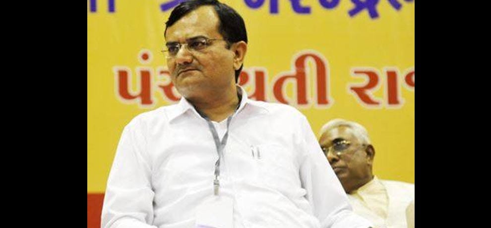 man who angry on corruption threw shoe on gujarat home minister in press conference