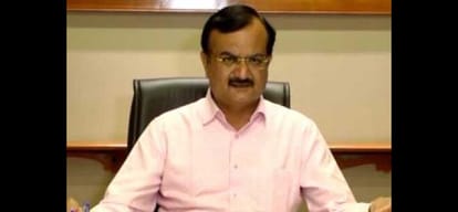 man who angry on corruption threw shoe on gujarat home minister in press conference