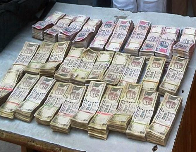 sonipat property dealer arrested with 20 lakh rupees of 500 and 1000 rupee old notes