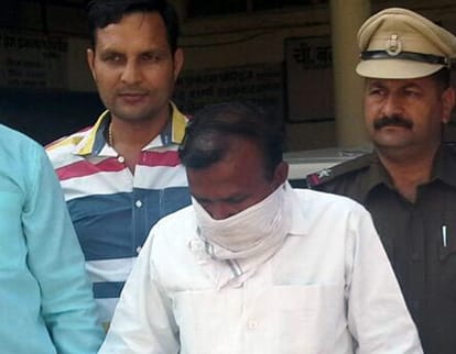 sonipat property dealer arrested with 20 lakh rupees of 500 and 1000 rupee old notes