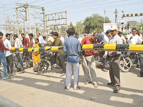 ramnagar gate boom broaken, 3 hour crossing block