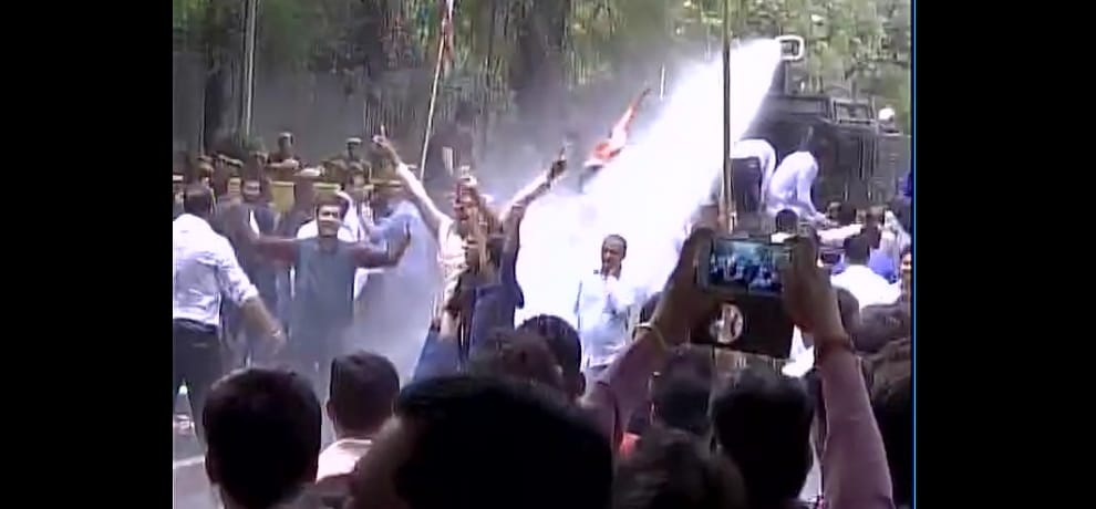 youth congress worker protesting outside of cm kejriwal