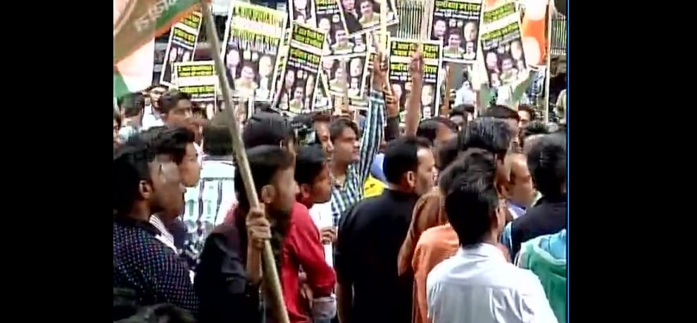 youth congress worker protesting outside of cm kejriwal