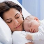 मां के साथ नवजात शिशु (प्रतीकात्मक फोटो)