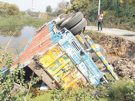 Reflex truck in the trench, 700 bags of cement waste