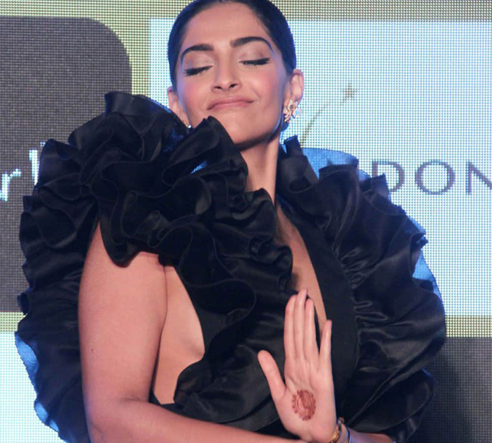 sonam kapoor black revealing dress make controversial