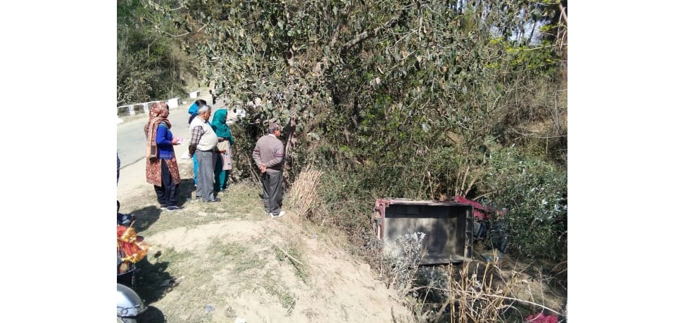 Tractor trolley overturns, 2 killed in Hamirpur Himachal Pradesh