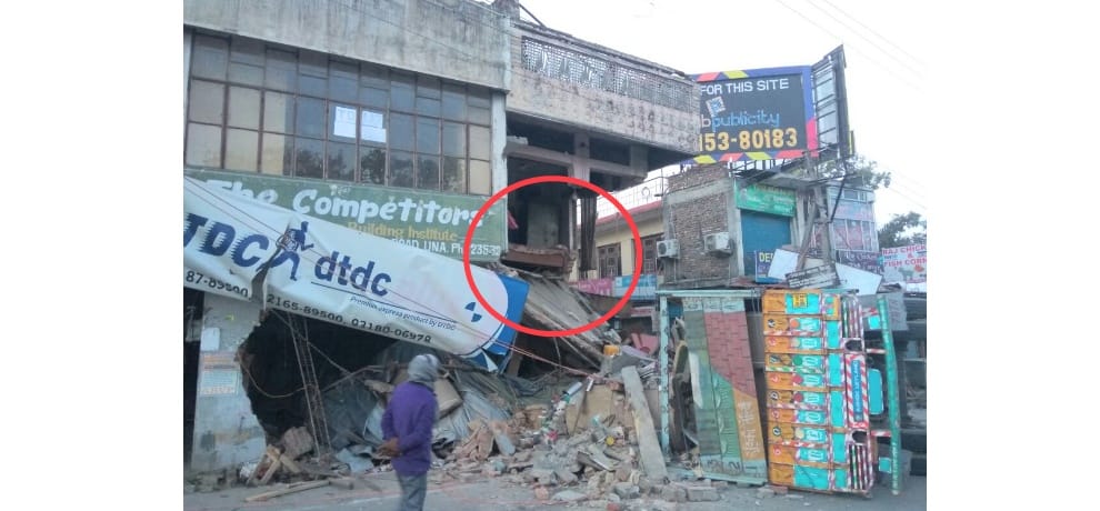 Truck rammed into the building at Una himachal Pradesh