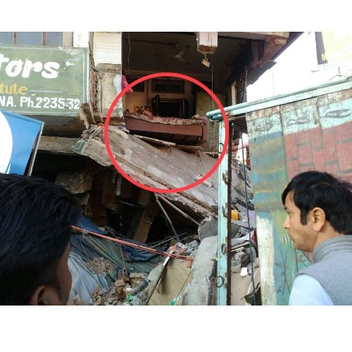 Truck rammed into the building at Una himachal Pradesh
