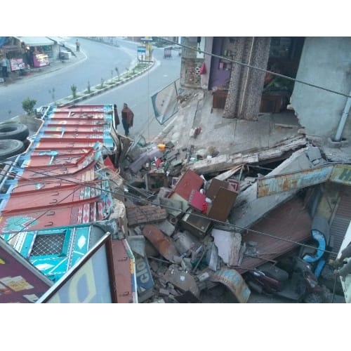 Truck rammed into the building at Una himachal Pradesh