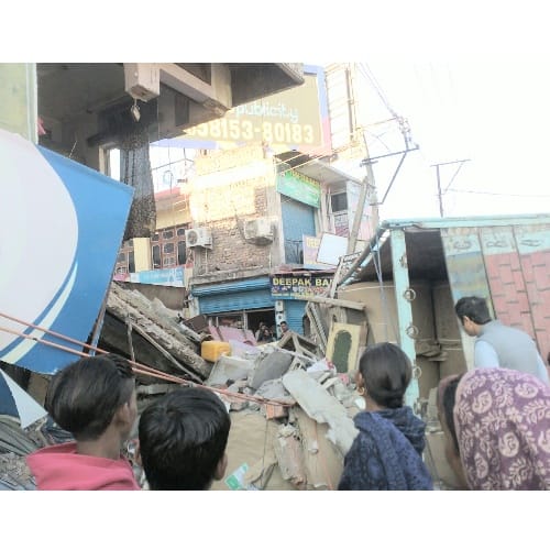 Truck rammed into the building at Una himachal Pradesh