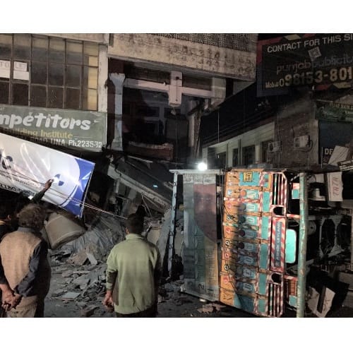 Truck rammed into the building at Una himachal Pradesh