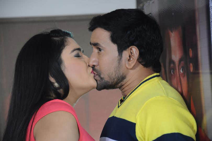 Bhojpuri star Amrapali Dubey and Nirahua romantic video from london goes viral