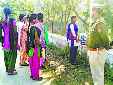 Between college and daughters arrived in Mirganj security