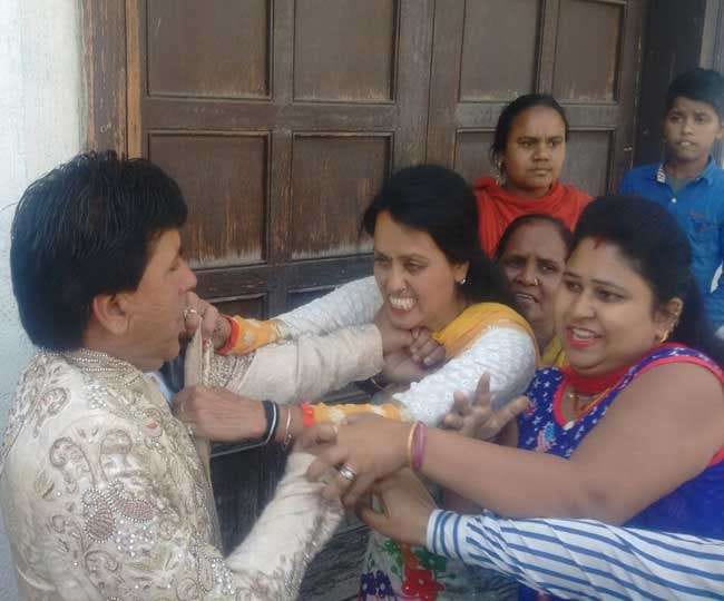 Married man going to marry again, fight with his wife on road