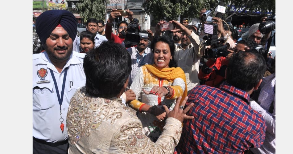 Married man going to marry again, fight with his wife on road