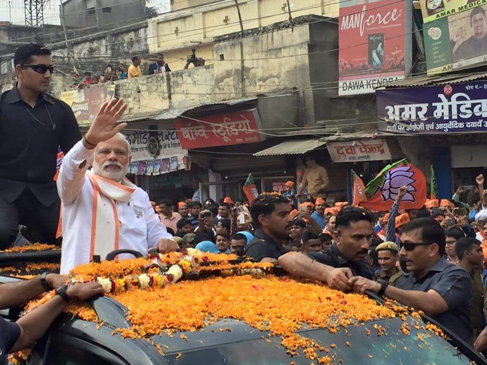 pm modi visist varanasi, public enjoy his road shaow