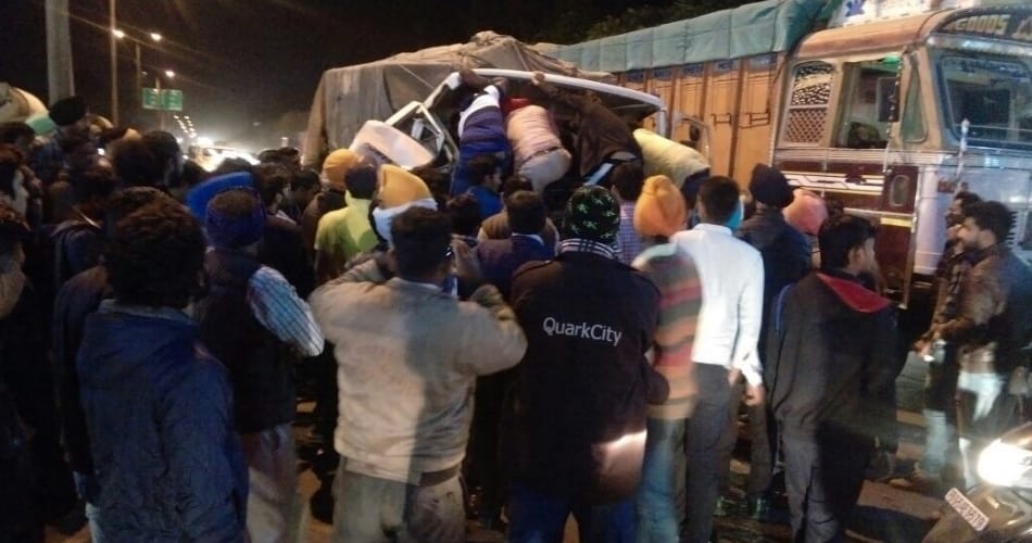accident at airport road in mohali, wine truck collied